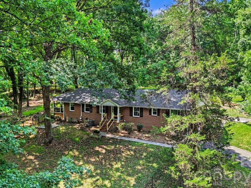 100 Malvern Court, Winston Salem, NC 27106.  MLS# CAR4397452, YatesRealty ID 40839. 