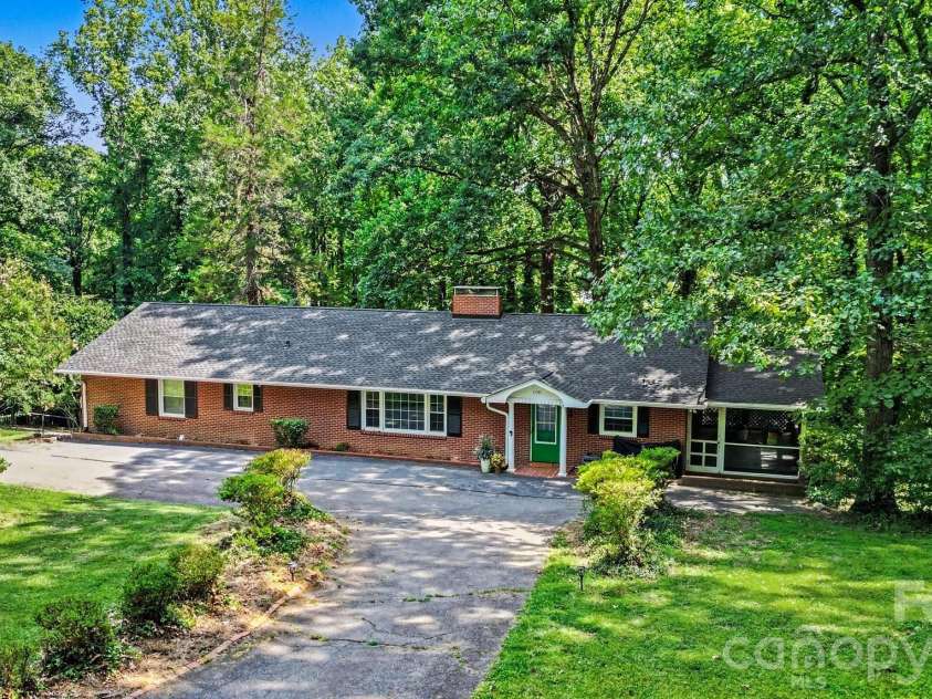 100 Malvern Court, Winston Salem, NC 27106.  MLS# CAR4397452, YatesRealty ID 40839. 
