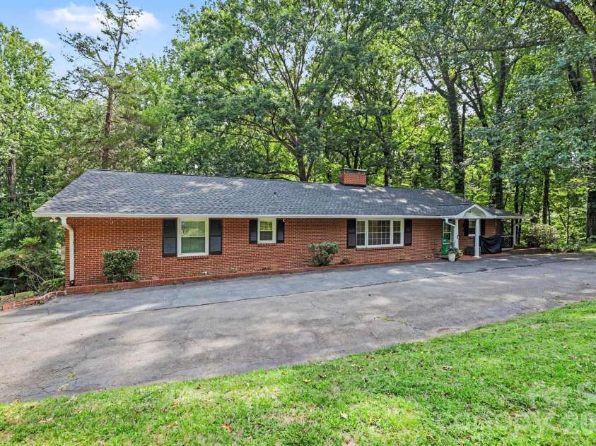 100 Malvern Court, Winston Salem, NC 27106.  MLS# CAR4397452, YatesRealty ID 40839. 