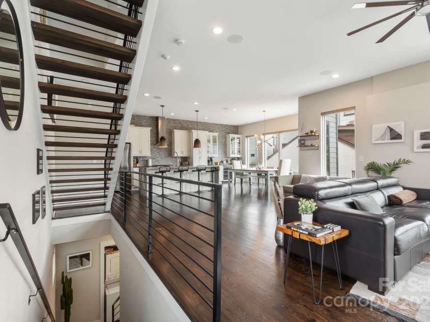 924 Westbrook Drive, Charlotte, NC 28202.  MLS# CAR4320380, YatesRealty ID 4084. 