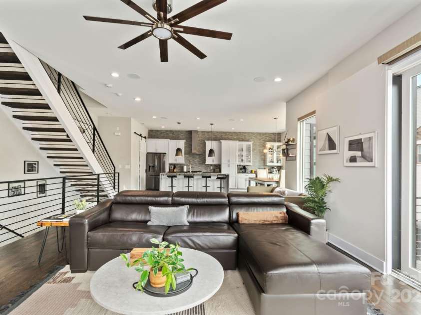 924 Westbrook Drive, Charlotte, NC 28202.  MLS# CAR4320380, YatesRealty ID 4084. 