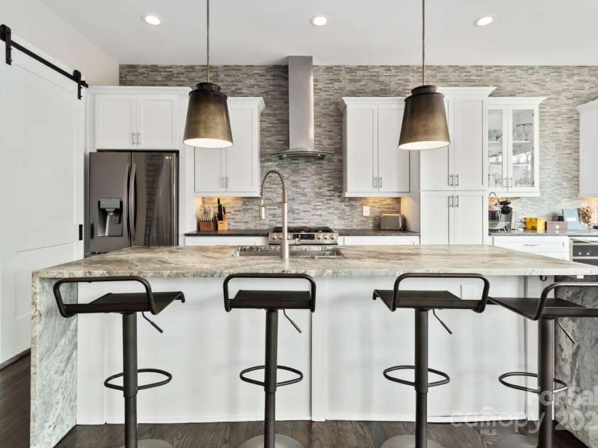 924 Westbrook Drive, Charlotte, NC 28202.  MLS# CAR4320380, YatesRealty ID 4084. 