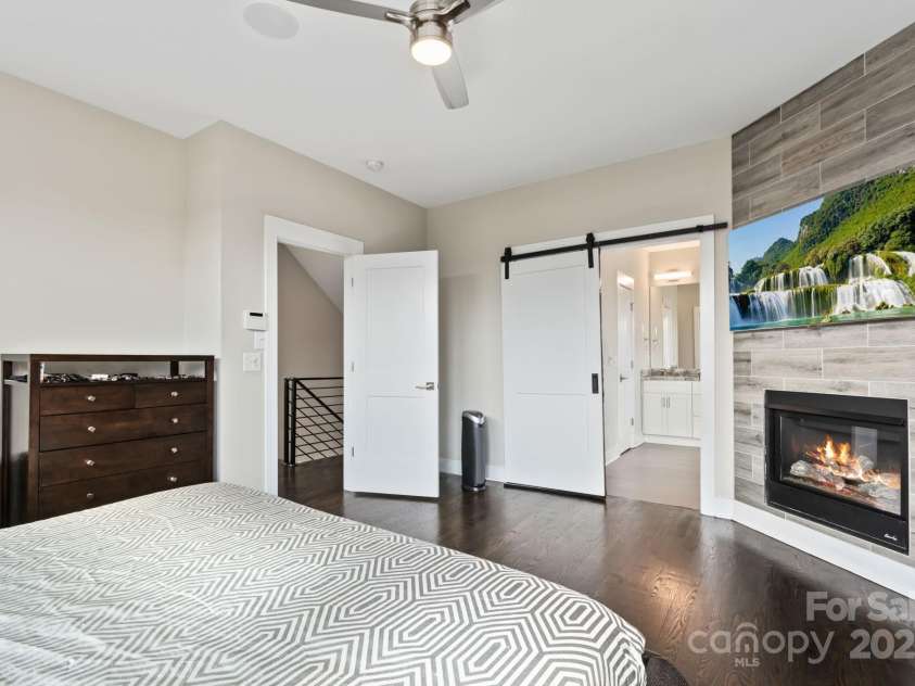 924 Westbrook Drive, Charlotte, NC 28202.  MLS# CAR4320380, YatesRealty ID 4084. 