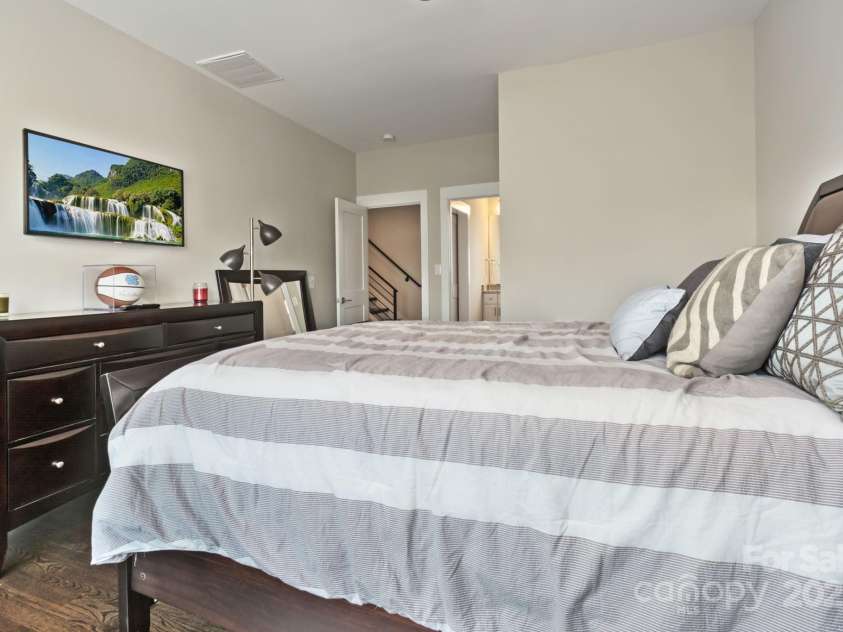 924 Westbrook Drive, Charlotte, NC 28202.  MLS# CAR4320380, YatesRealty ID 4084. 