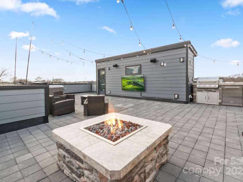 924 Westbrook Drive, Charlotte, NC 28202.  MLS# CAR4320380, YatesRealty ID 4084. 