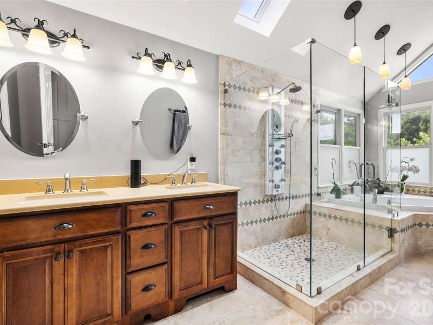3375 Blue Jay Pass, Fort Mill, SC 29708.  MLS# CAR4401520, YatesRealty ID 40840. Beautiful primary bath