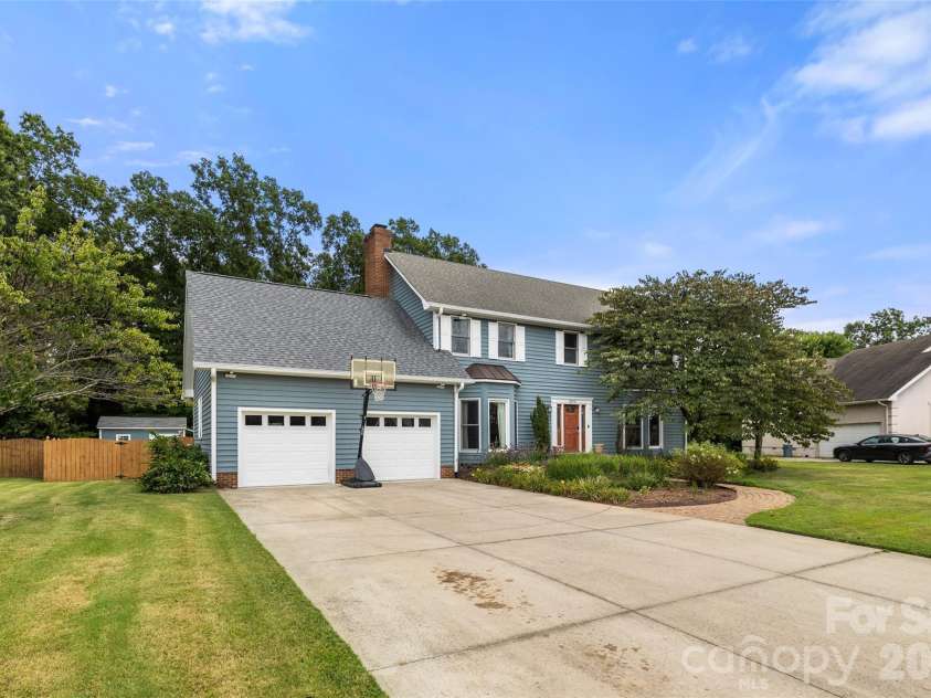 3375 Blue Jay Pass, Fort Mill, SC 29708.  MLS# CAR4401520, YatesRealty ID 40840. Spacious driveway