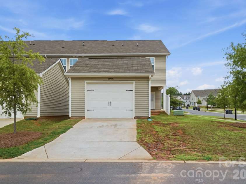 13905 Castle Nook Drive, Charlotte, NC 28273.  MLS# CAR4408305, YatesRealty ID 40843. 