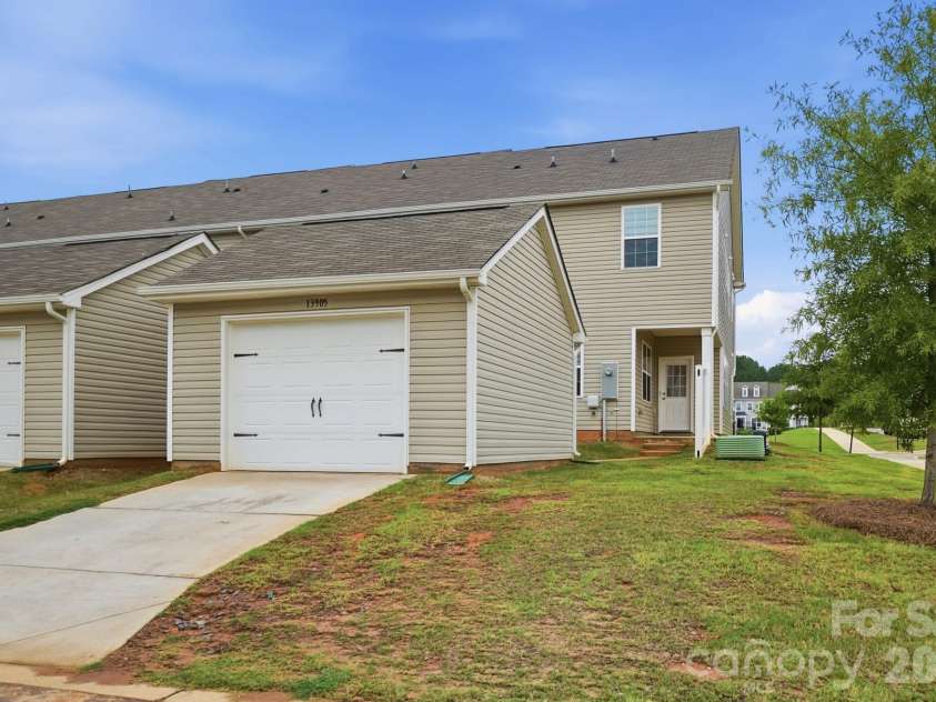 13905 Castle Nook Drive, Charlotte, NC 28273.  MLS# CAR4408305, YatesRealty ID 40843. 
