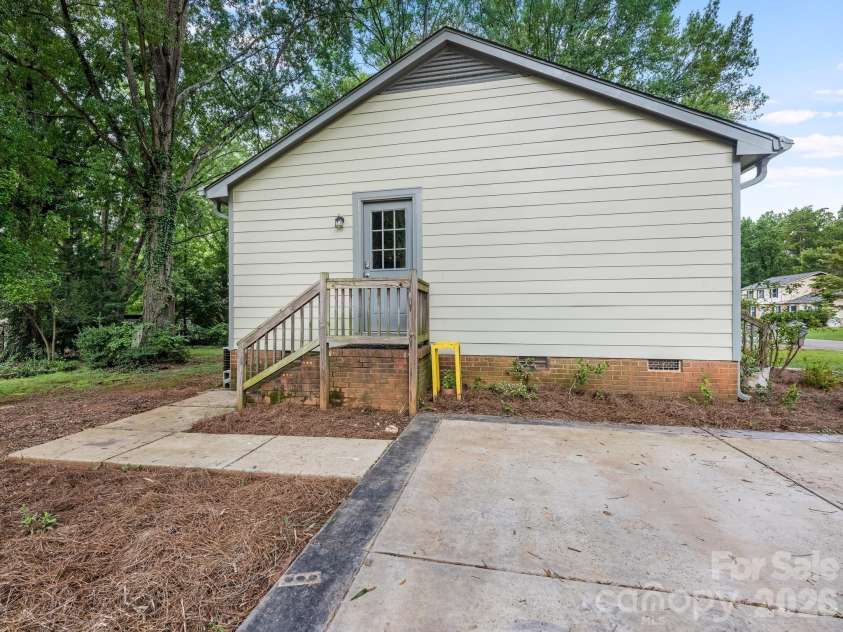 7518 Riding Trail Road, Charlotte, NC 28212.  MLS# CAR4409300, YatesRealty ID 40847. 