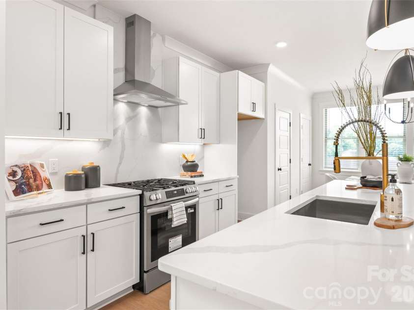 817 Garringer Place, Charlotte, NC 28208.  MLS# CAR4408503, YatesRealty ID 40855. 