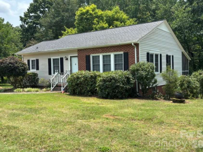 1404 23rd Avenue, Hickory, NC 28601.  MLS# CAR4408484, YatesRealty ID 40856. 