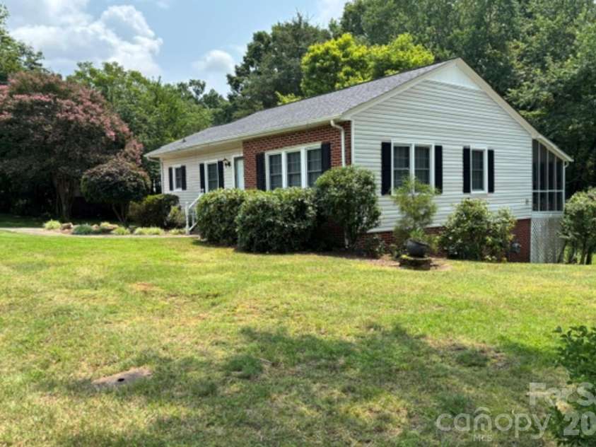 1404 23rd Avenue, Hickory, NC 28601.  MLS# CAR4408484, YatesRealty ID 40856. 