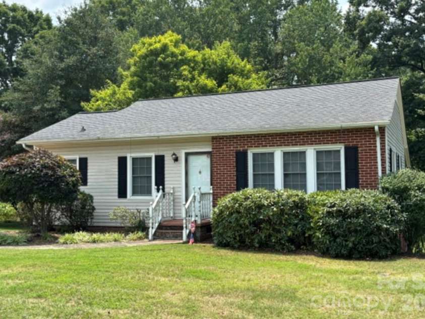 1404 23rd Avenue, Hickory, NC 28601.  MLS# CAR4408484, YatesRealty ID 40856. 