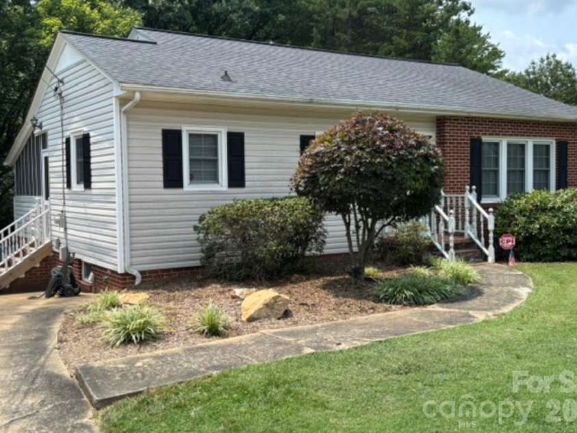 1404 23rd Avenue, Hickory, NC 28601.  MLS# CAR4408484, YatesRealty ID 40856. 