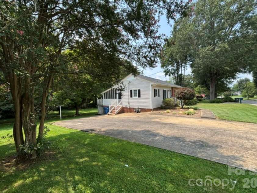1404 23rd Avenue, Hickory, NC 28601.  MLS# CAR4408484, YatesRealty ID 40856. 