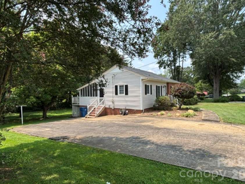 1404 23rd Avenue, Hickory, NC 28601.  MLS# CAR4408484, YatesRealty ID 40856. 