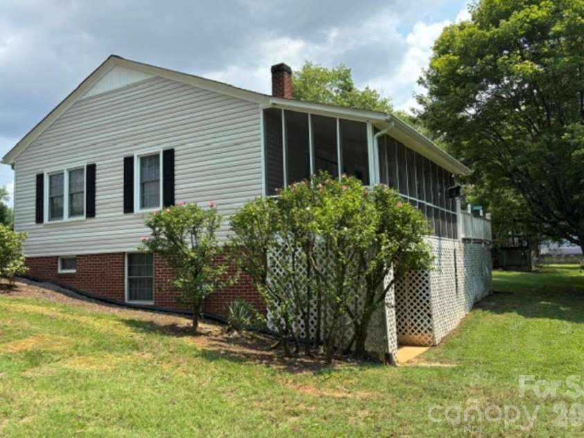 1404 23rd Avenue, Hickory, NC 28601.  MLS# CAR4408484, YatesRealty ID 40856. 