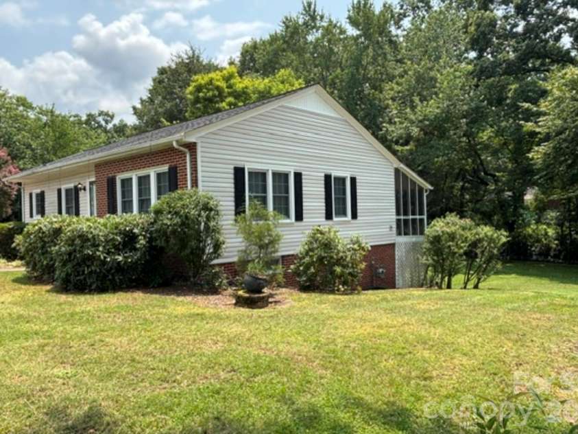 1404 23rd Avenue, Hickory, NC 28601.  MLS# CAR4408484, YatesRealty ID 40856. 