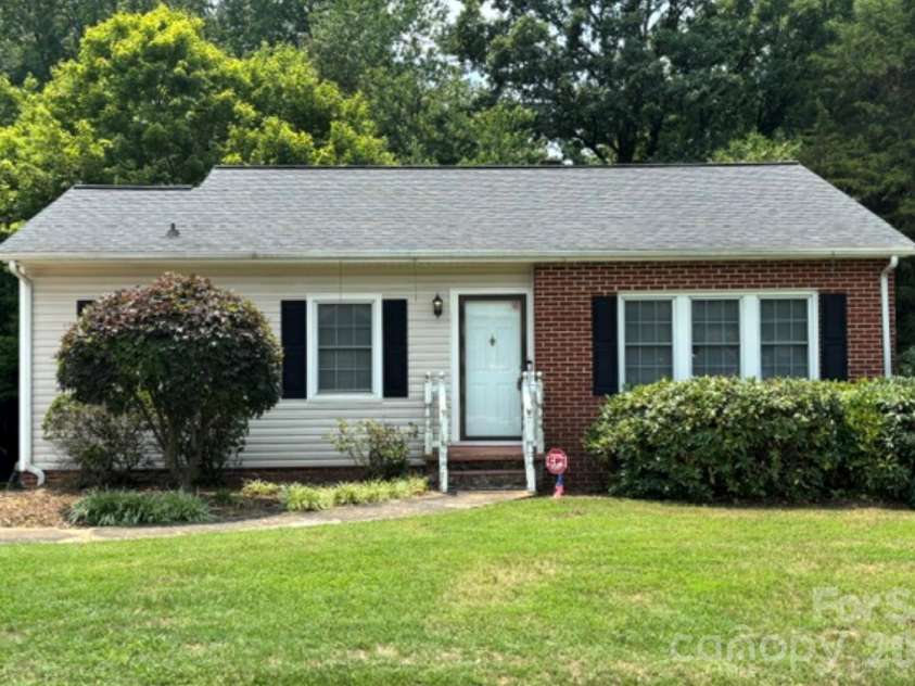 1404 23rd Avenue, Hickory, NC 28601.  MLS# CAR4408484, YatesRealty ID 40856. 