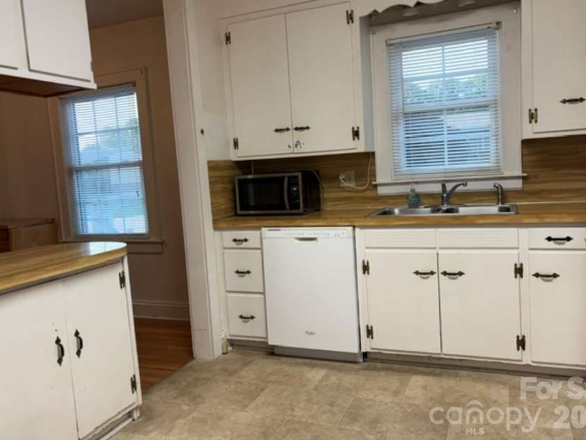 1404 23rd Avenue, Hickory, NC 28601.  MLS# CAR4408484, YatesRealty ID 40856. 