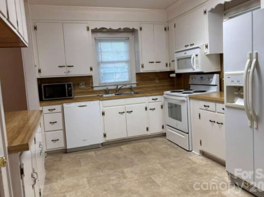 1404 23rd Avenue, Hickory, NC 28601.  MLS# CAR4408484, YatesRealty ID 40856. 