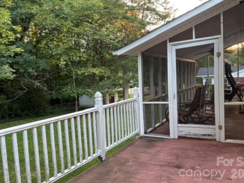 1404 23rd Avenue, Hickory, NC 28601.  MLS# CAR4408484, YatesRealty ID 40856. 
