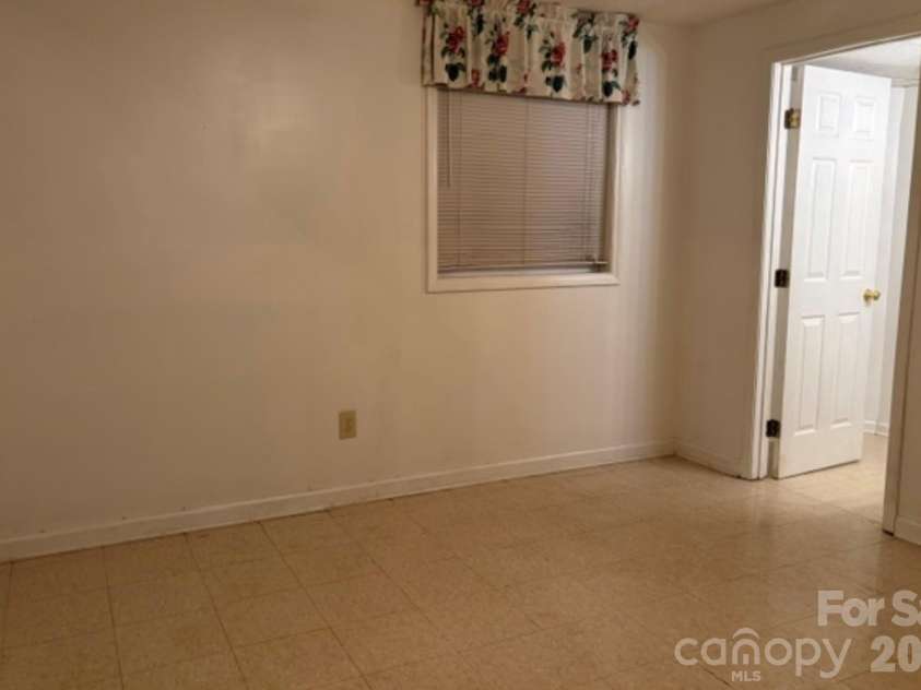 1404 23rd Avenue, Hickory, NC 28601.  MLS# CAR4408484, YatesRealty ID 40856. 