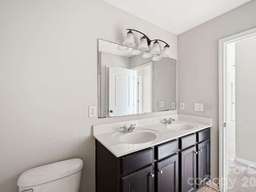 5011 Elementary View Drive, Charlotte, NC 28269.  MLS# CAR4407861, YatesRealty ID 40857. Bathroom 3