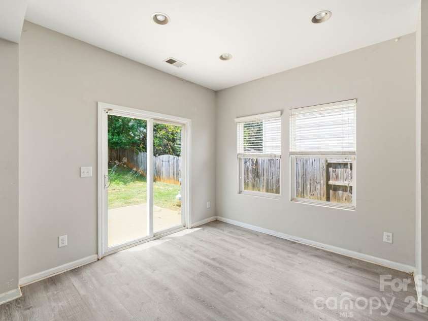 5011 Elementary View Drive, Charlotte, NC 28269.  MLS# CAR4407861, YatesRealty ID 40857. Dining Area