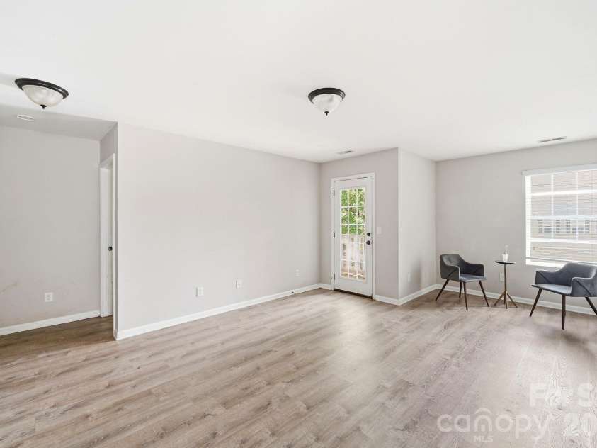 5011 Elementary View Drive, Charlotte, NC 28269.  MLS# CAR4407861, YatesRealty ID 40857. Loft