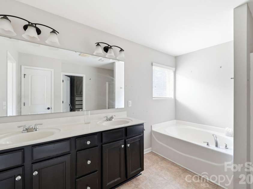 5011 Elementary View Drive, Charlotte, NC 28269.  MLS# CAR4407861, YatesRealty ID 40857. Primary Bathroom