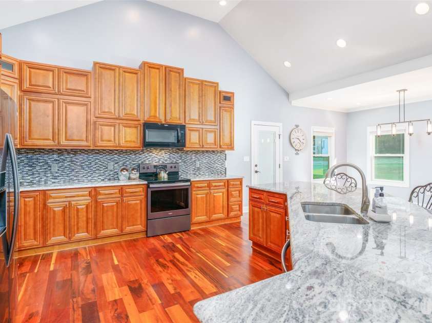 15027 Beatties Ford Road, Huntersville, NC 28078.  MLS# CAR4403826, YatesRealty ID 40858. Kitchen 3