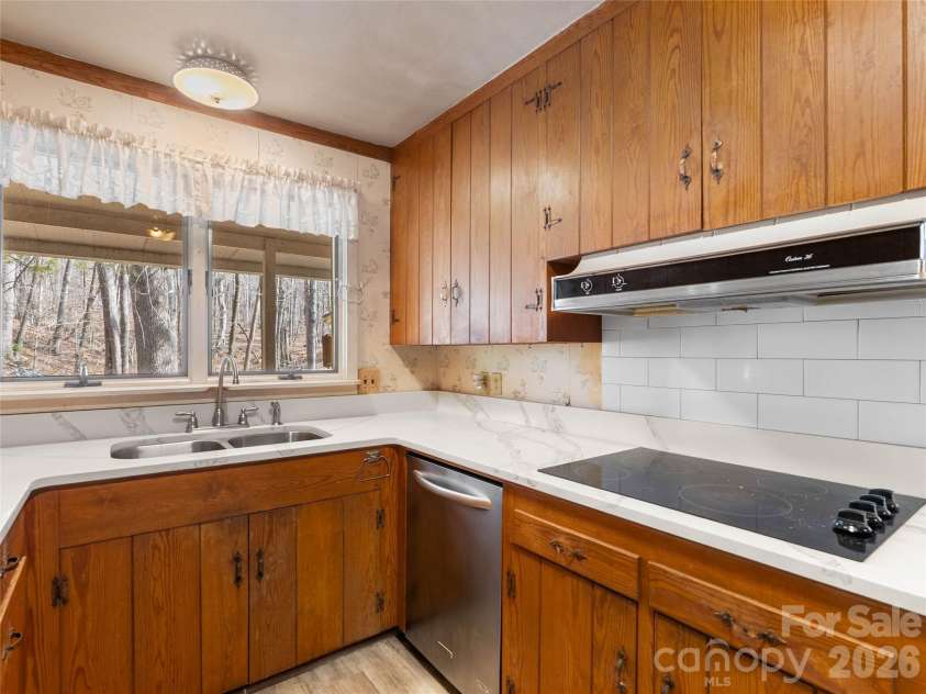 121 Hummingbird Lane, Columbus, NC 28722.  MLS# CAR4344447, YatesRealty ID 4086. 