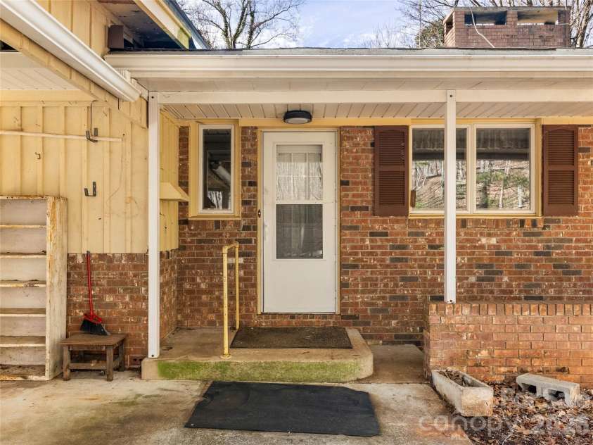 121 Hummingbird Lane, Columbus, NC 28722.  MLS# CAR4344447, YatesRealty ID 4086. 