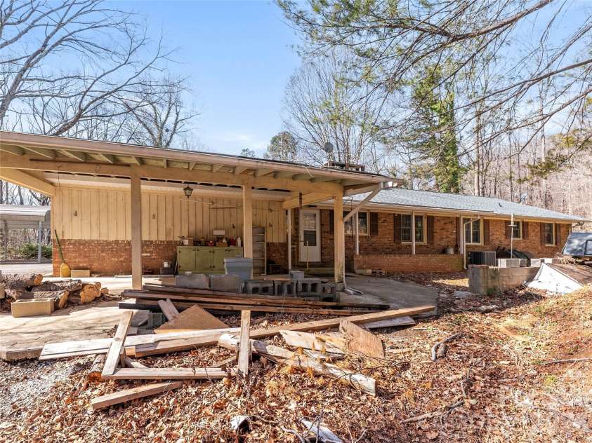 121 Hummingbird Lane, Columbus, NC 28722.  MLS# CAR4344447, YatesRealty ID 4086. 