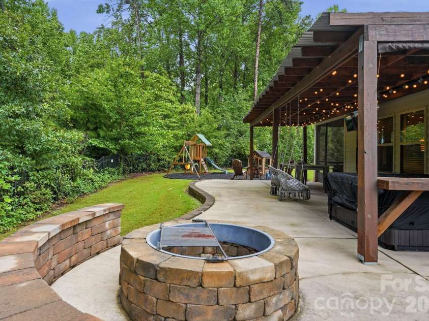 8504 Pennegrove Circle, Charlotte, NC 28214.  MLS# CAR4406514, YatesRealty ID 40862. Firepit Area
