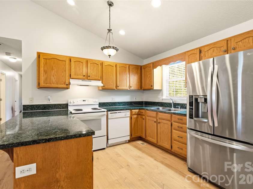 3892 Stoney Creek Drive, Lincolnton, NC 28092.  MLS# CAR4391090, YatesRealty ID 40864. Open kitchen with a breakfast bar, ample cabinet space, and generous countertops.
