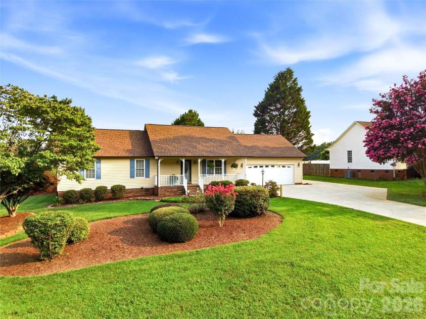 3892 Stoney Creek Drive, Lincolnton, NC 28092.  MLS# CAR4391090, YatesRealty ID 40864. Xpansive driveway with ample parking.