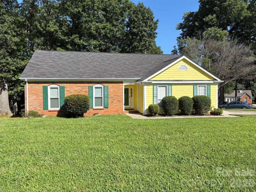 7500 Swedish Ivy Lane, Charlotte, NC 28227.  MLS# CAR4368792, YatesRealty ID 40870. 7500 Swedish Ivey...Fresh Paint adding even more curb appeal