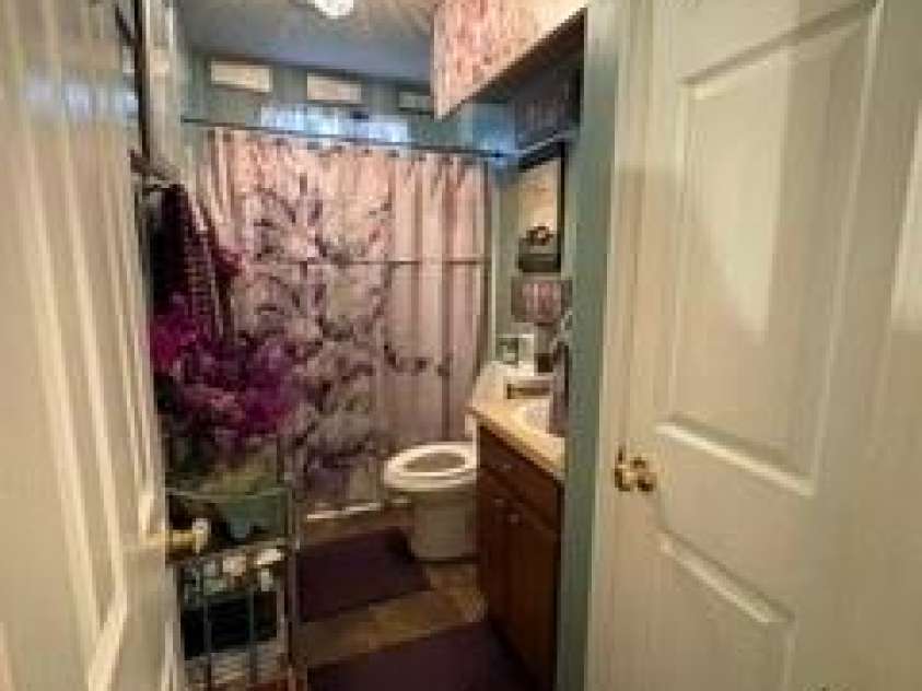 7500 Swedish Ivy Lane, Charlotte, NC 28227.  MLS# CAR4368792, YatesRealty ID 40870. Secondary Bathroom...