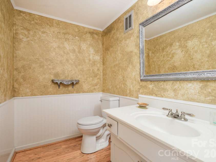 8017 Regent Park Lane, Charlotte, NC 28210.  MLS# CAR4410359, YatesRealty ID 40873. 