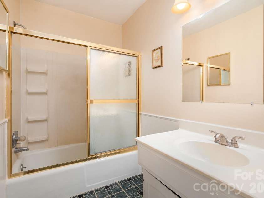 8017 Regent Park Lane, Charlotte, NC 28210.  MLS# CAR4410359, YatesRealty ID 40873. 