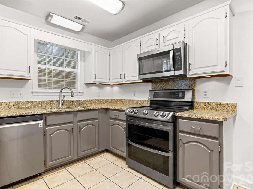 13110 Graymist Drive, Charlotte, NC 28215.  MLS# CAR4410322, YatesRealty ID 40874. 