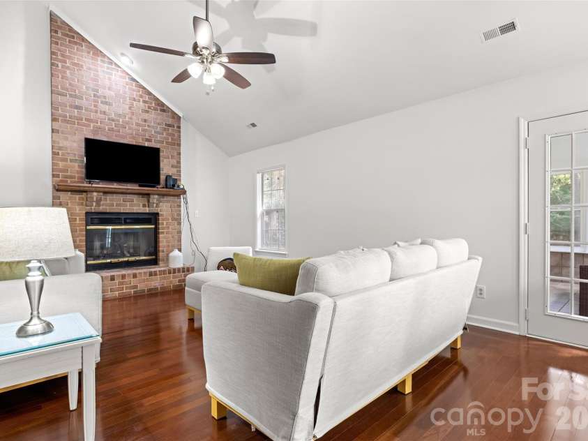 13110 Graymist Drive, Charlotte, NC 28215.  MLS# CAR4410322, YatesRealty ID 40874. 