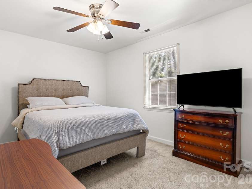 13110 Graymist Drive, Charlotte, NC 28215.  MLS# CAR4410322, YatesRealty ID 40874. 