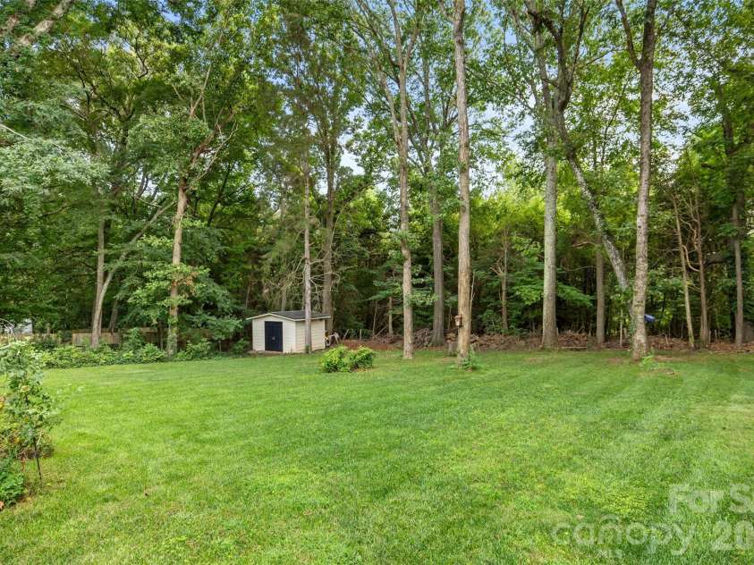 13110 Graymist Drive, Charlotte, NC 28215.  MLS# CAR4410322, YatesRealty ID 40874. 