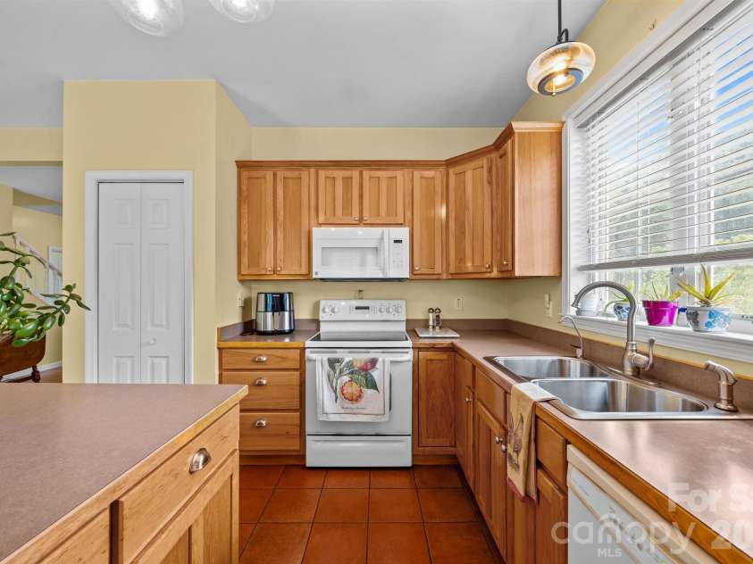 183 Lunar Trace Road, Waynesville, NC 28786.  MLS# CAR4345565, YatesRealty ID 4089. 