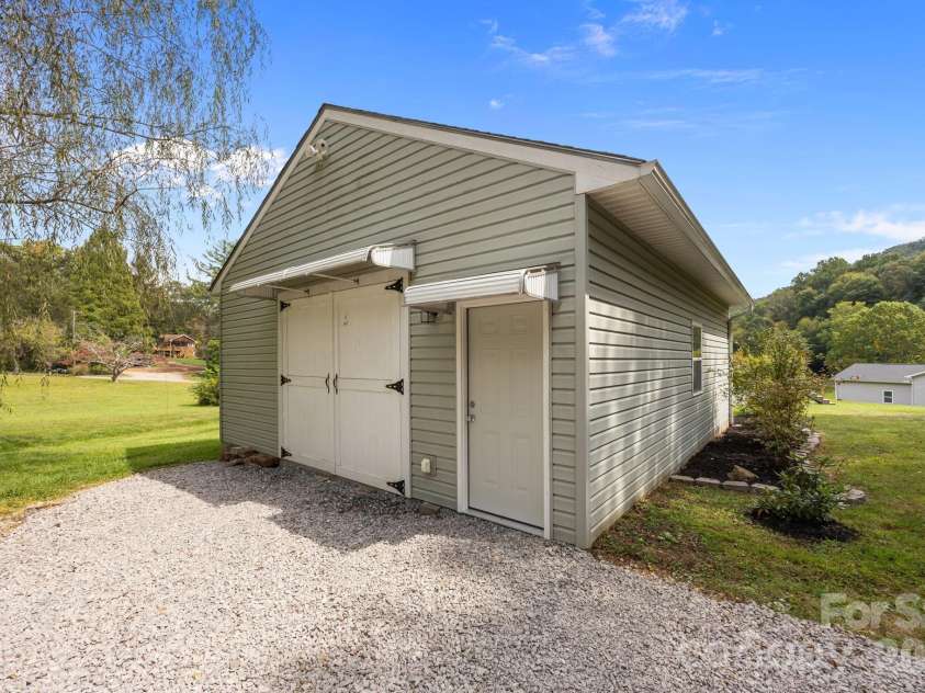 183 Lunar Trace Road, Waynesville, NC 28786.  MLS# CAR4345565, YatesRealty ID 4089. 