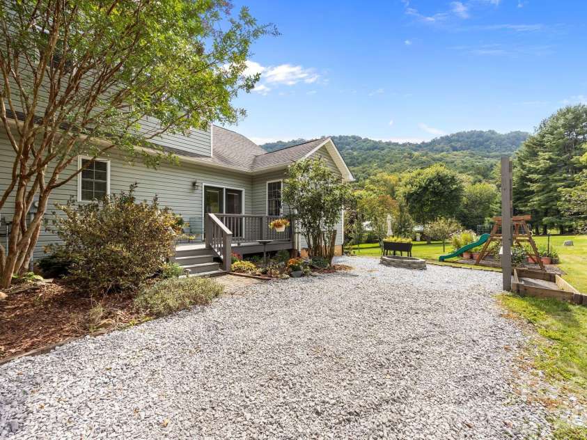 183 Lunar Trace Road, Waynesville, NC 28786.  MLS# CAR4345565, YatesRealty ID 4089. 